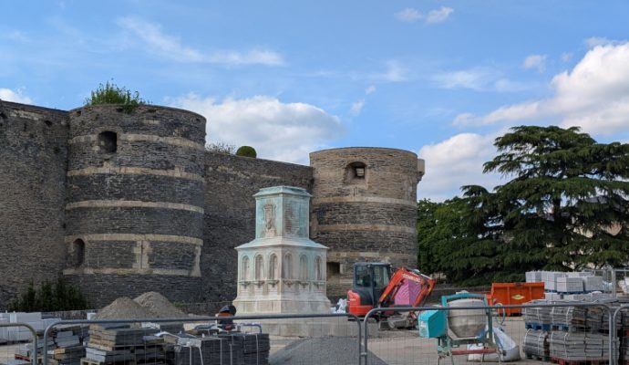 Devant le château d’Angers, le socle de la statue du roi René a fait son retour