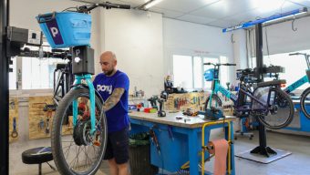 Pony va équiper ses vélos et trottinettes électriques de batteries conçues en France