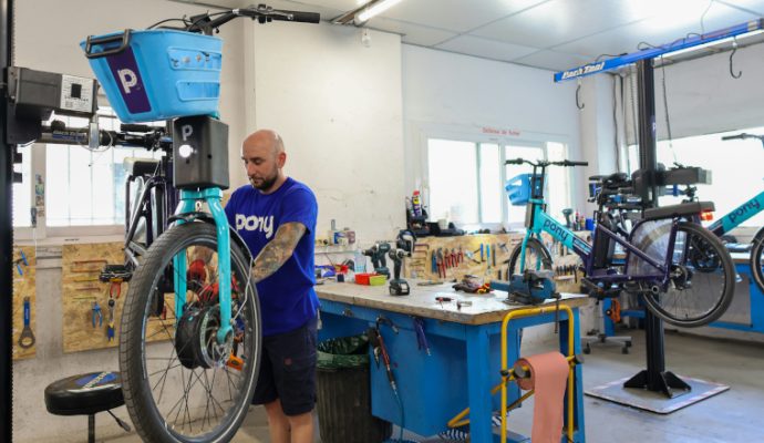 Pony va équiper ses vélos et trottinettes électriques de batteries conçues en France