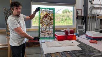 Sur les bords de Loire, un artisan fait rayonner l’art du vitrail