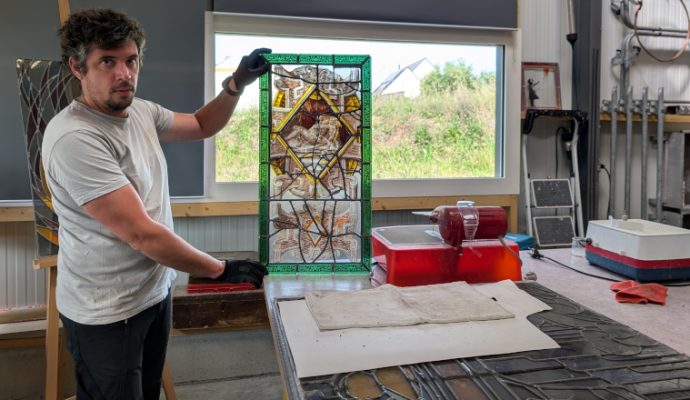 Sur les bords de Loire, un artisan fait rayonner l’art du vitrail