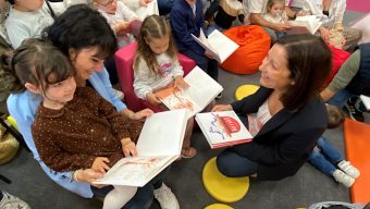 Les enfants nés en 2025 vont recevoir un livre offert par le Département