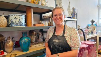 À Angers, Laura Chaponot redonne vie à des objets en céramique
