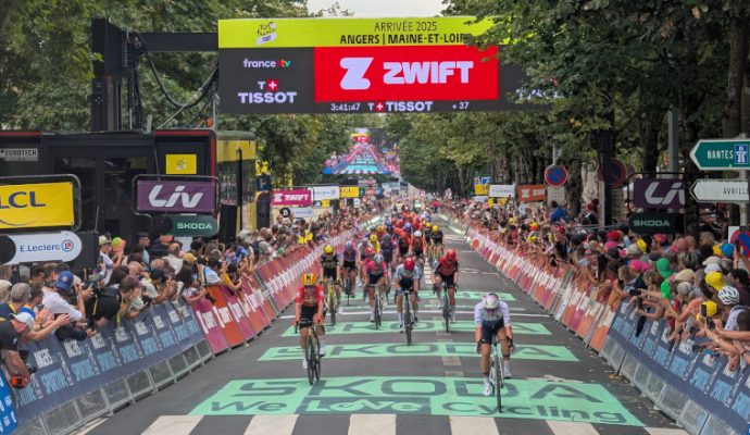 Le Tour de France femmes fait un passage remarqué à Angers