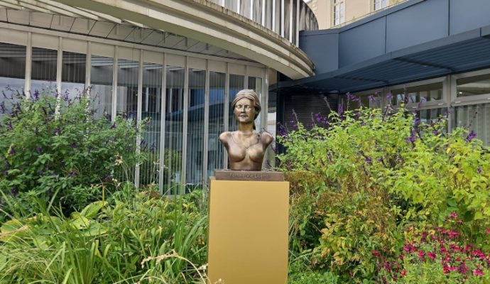 Angers inaugure une statue de Marianne en hommage aux femmes du monde