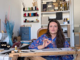 Cette artisane angevine brode la paille de seigle pour faire des bijoux uniques