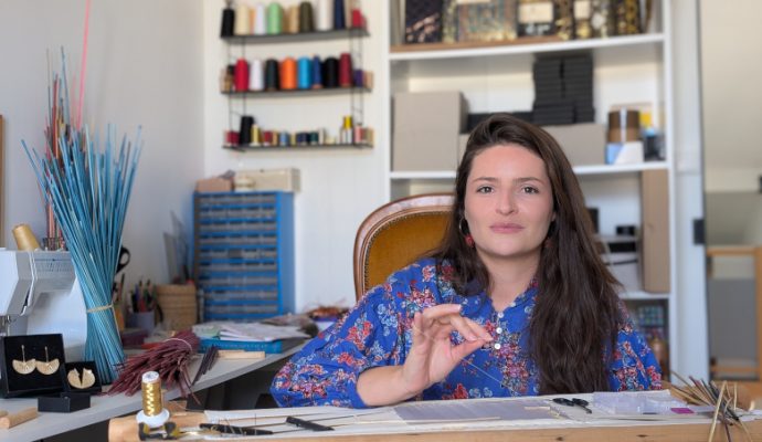 Cette artisane angevine brode la paille de seigle pour faire des bijoux uniques