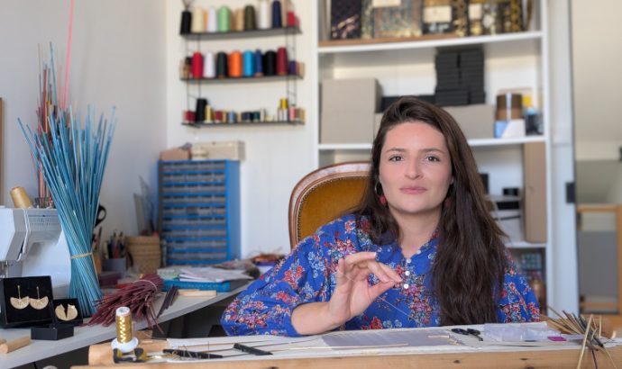 Cette artisane angevine brode la paille de seigle pour faire des bijoux uniques
