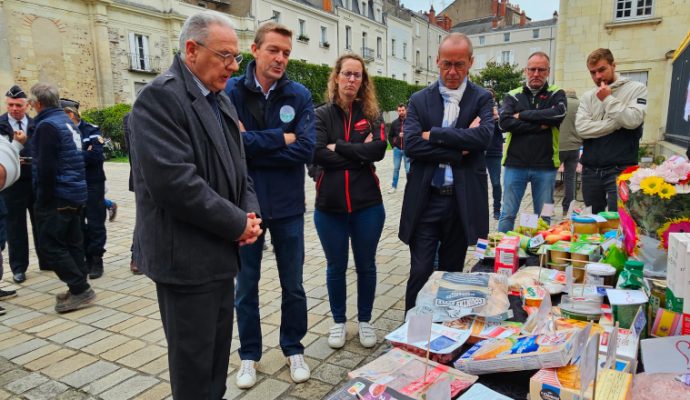Les agriculteurs dénoncent la concurrence des produits importés autour d’un « banquet de la honte »