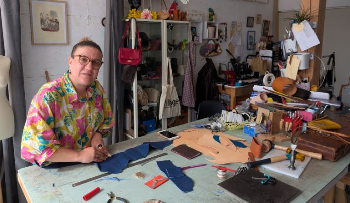 Cette artisane maroquinière partage son savoir-faire au travers d’ateliers