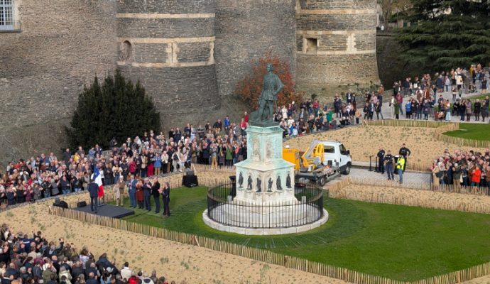 La statue du Roi René de retour sur une place Kennedy transformée