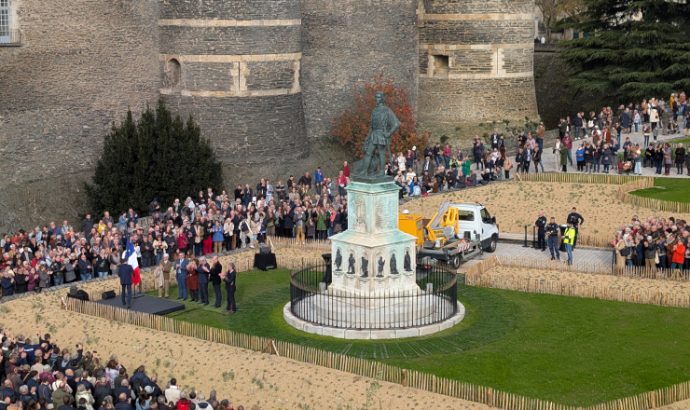 La statue du Roi René de retour sur une place Kennedy transformée