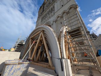 La galerie contemporaine de la cathédrale d’Angers continue de prendre forme
