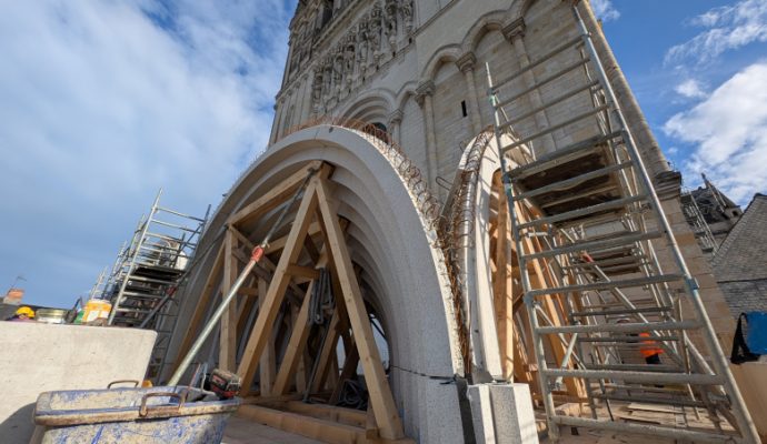 La galerie contemporaine de la cathédrale d’Angers continue de prendre forme