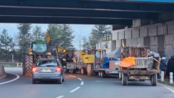 Des agriculteurs installent un barrage filtrant près de l’A11 pour dénoncer la gestion de la crise sanitaire bovine