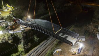 Une passerelle installée au sein du parc Hébert de la Rousselière à Monplaisir