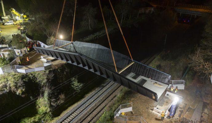 Une passerelle installée au sein du parc Hébert de la Rousselière à Monplaisir