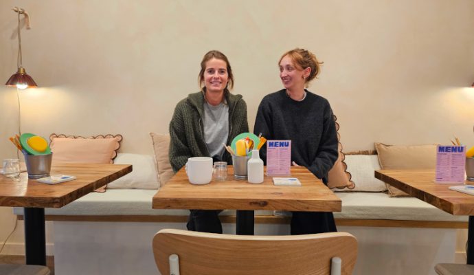 À Angers, deux amies ouvrent Potines, un café dédié à la peinture sur céramique