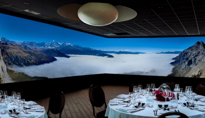 Cet Angevin fait voyager les convives grâce à un repas immersif