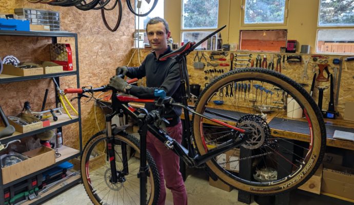 Cet Angevin réalise des vélos sur mesure