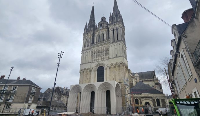 À Angers, la cathédrale Saint-Maurice inaugure sa galerie contemporaine avec une soirée ouverte au public