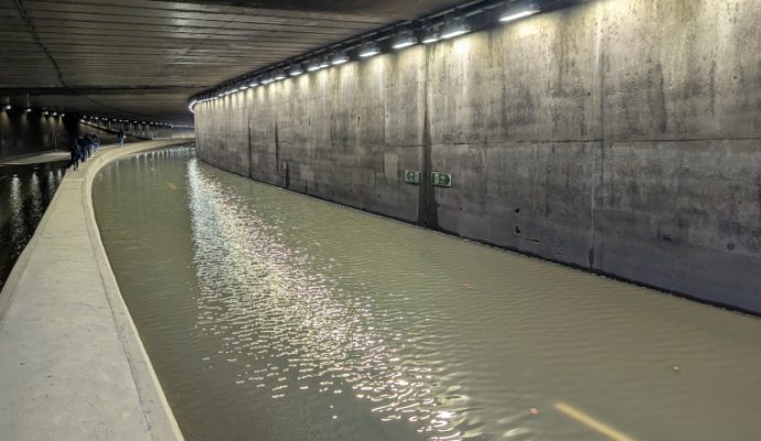 Sous l&rsquo;esplanade Cœur de Maine, les voies sur berges ont été volontairement inondées
