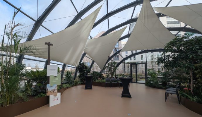 Dans le quartier Saint-Serge, l’immeuble Métamorphose se dote d&rsquo;une serre événementielle