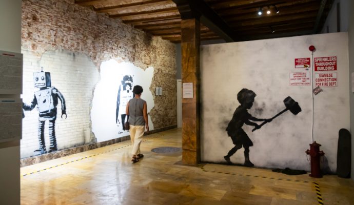Plus de 250 œuvres de Banksy exposées gratuitement à la collégiale Saint-Martin