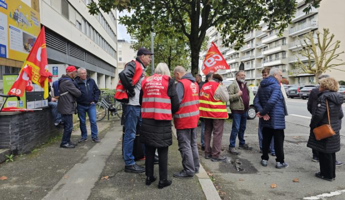 À Angers, des retraités rassemblés devant la CPAM pour défendre la Sécurité sociale