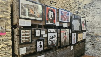 À Angers, l’exposition « Banksy Modeste Collection » s’ouvre aux publics sourds et malentendants
