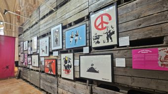 Près de 300 œuvres de Banksy s’installent à la collégiale Saint-Martin pour une exposition gratuite et solidaire