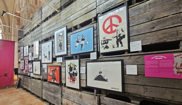 Près de 300 œuvres de Banksy s’installent à la collégiale Saint-Martin pour une exposition gratuite et solidaire