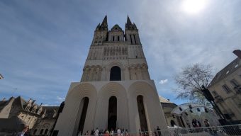 La galerie contemporaine de la cathédrale d’Angers s’inscrit désormais dans le paysage