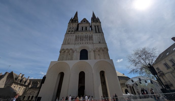La galerie contemporaine de la cathédrale d’Angers s’inscrit désormais dans le paysage