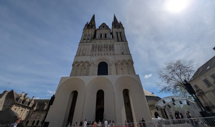 La galerie contemporaine de la cathédrale d’Angers s’inscrit désormais dans le paysage