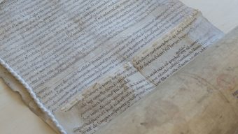 Un atelier inclusif sur l’évolution de l’écriture réunit personnes voyantes et non-voyantes à Angers