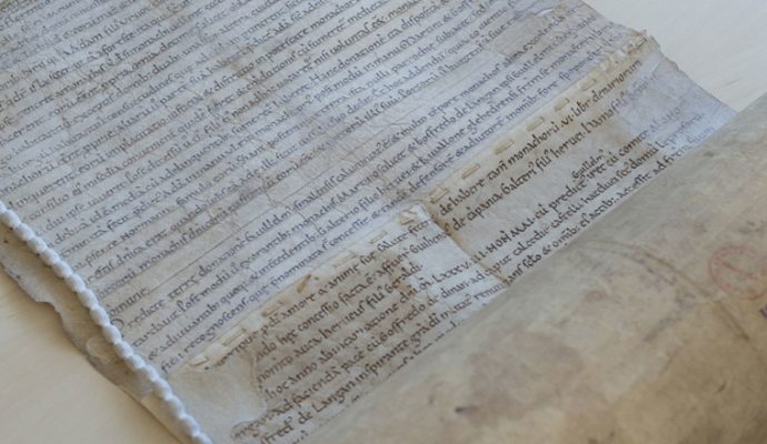 Un atelier inclusif sur l’évolution de l’écriture réunit personnes voyantes et non-voyantes à Angers