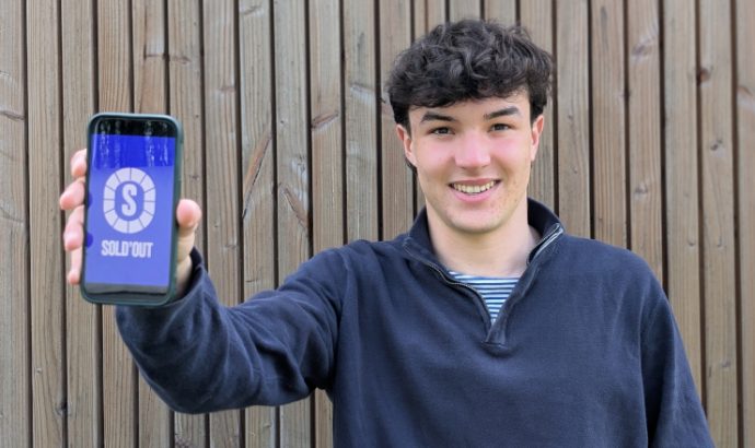 Ce jeune angevin propose une application avec des places à prix réduits pour des événements sportifs