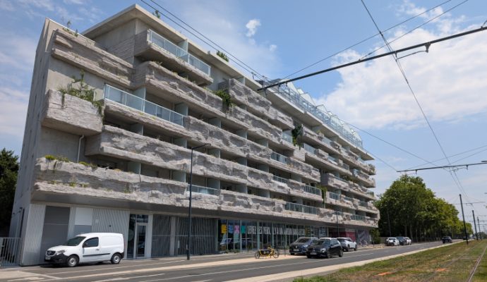 Ce programme atypique mêle résidence seniors, logements étudiants et serre urbaine