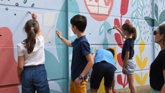 À Angers, 250 élèves réalisent une fresque géante dans la cour de leur école