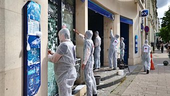Pour dénoncer le « financement des énergies fossiles », des militants ont mené une action sur une agence bancaire à Angers