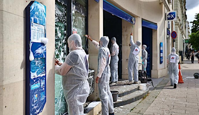 Pour dénoncer le « financement des énergies fossiles », des militants ont mené une action sur une agence bancaire à Angers