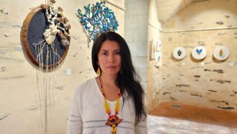 À travers une exposition à la Tour Saint-Aubin, Angie Roa Bancarel raconte les femmes au fil de ses broderies