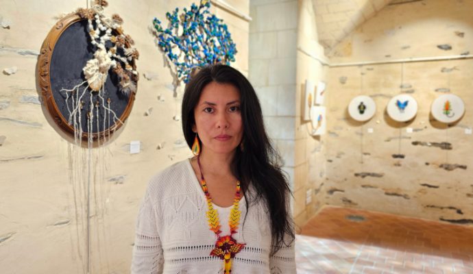 À travers une exposition à la Tour Saint-Aubin, Angie Roa Bancarel raconte les femmes au fil de ses broderies
